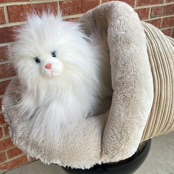 Sleepy Pet TwoTone Giant Slipper Pet Bed - Picture 5 of 11